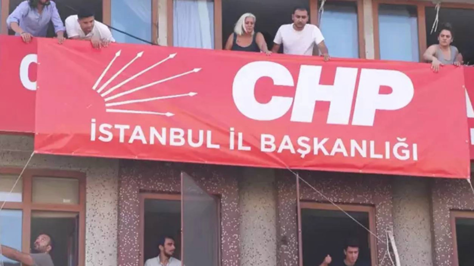 bahcelievlerdeki binaya chp istanbul il baskanligi yazisi asildi 5UYC99sG
