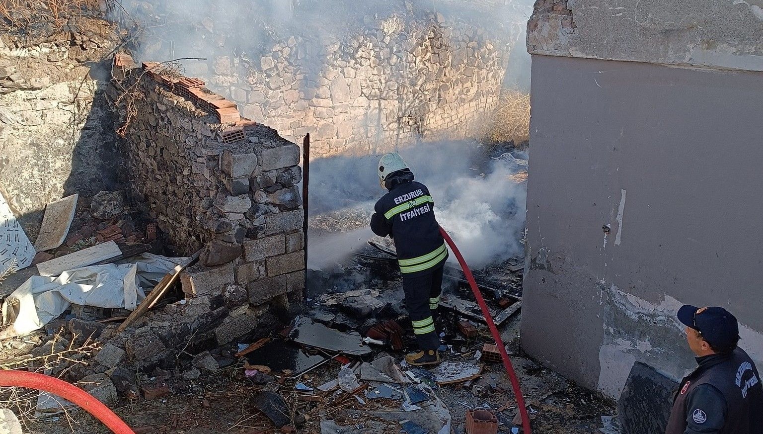 erzurumdaki komurluk yangini korkuttu yukBchw6