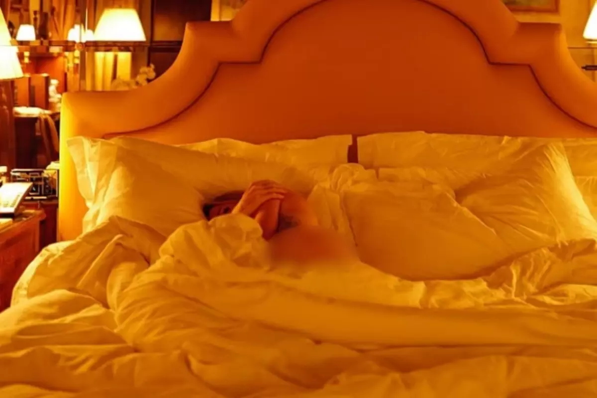 genc sevgilisi unlun sarkicinin yatakta cekilmis ciplak fotografini paylasti l8giEarr