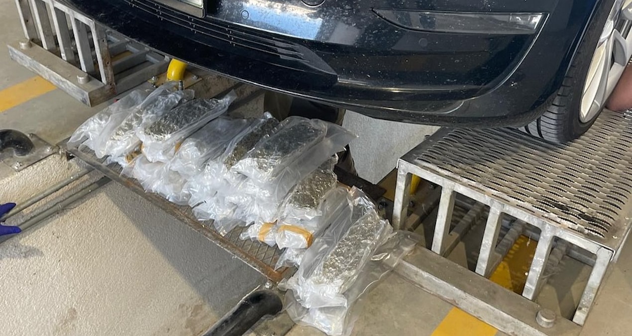 istanbulda bir aractan 37 kilo uyusturucu cikti UMQNFlLv