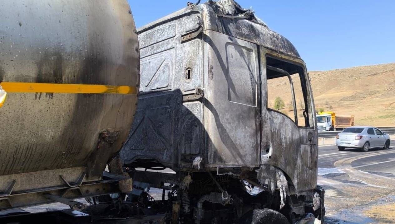 seyir halindeki akaryakit tankeri alev aldi YKQKAv8K