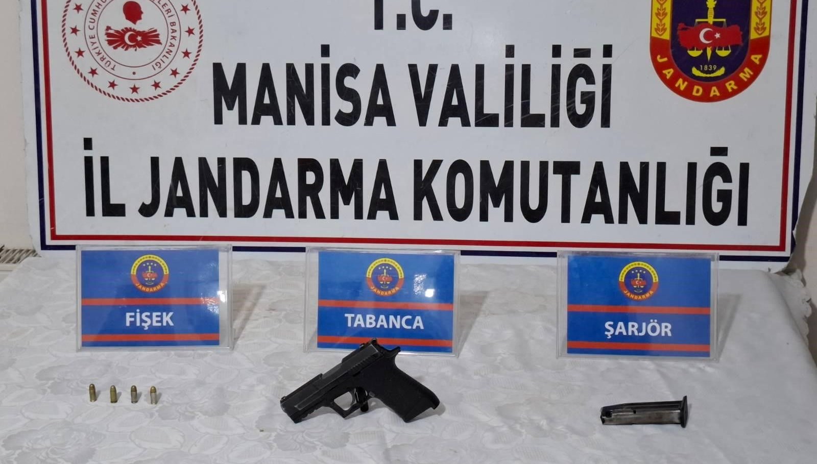 suphe uyandiran gencin uzerinden tabanca ve mermi cikti RpAiCvbD