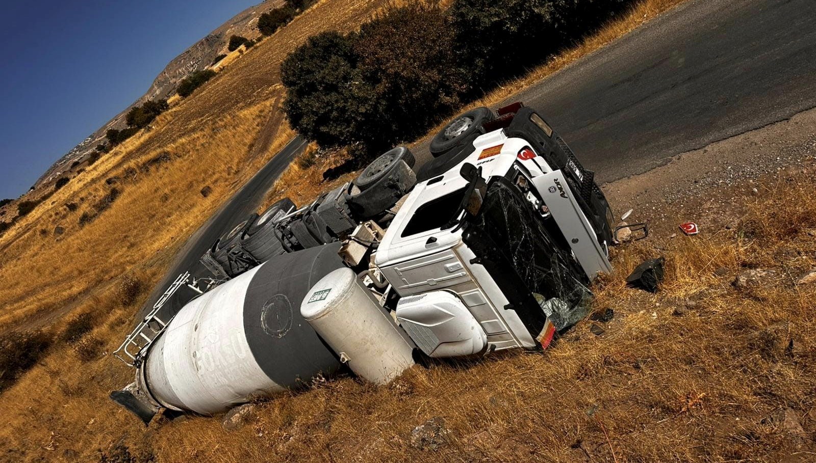 tuncelide beton mikseri ve tir devrildi G1Tq6IES