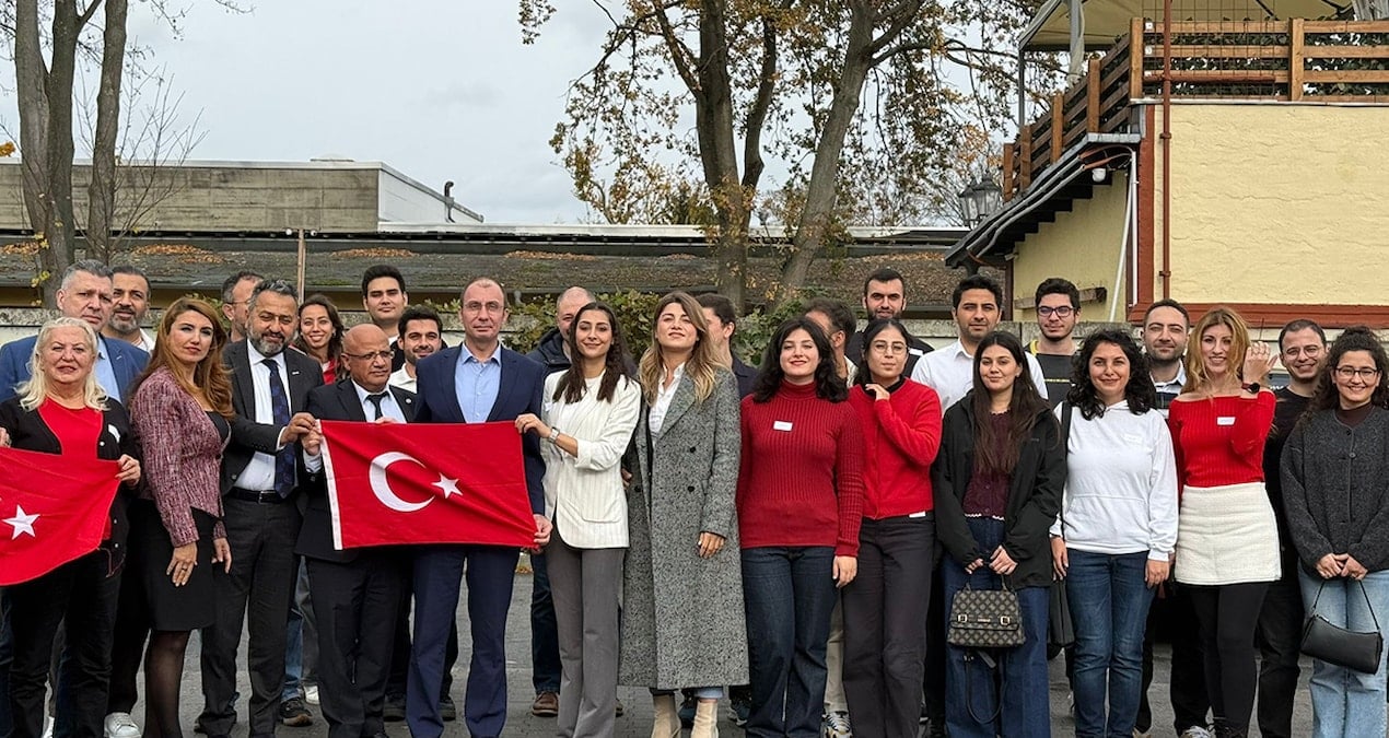 almanyada cumhuriyet bayrami coskusu zq5SwtCi.jpg