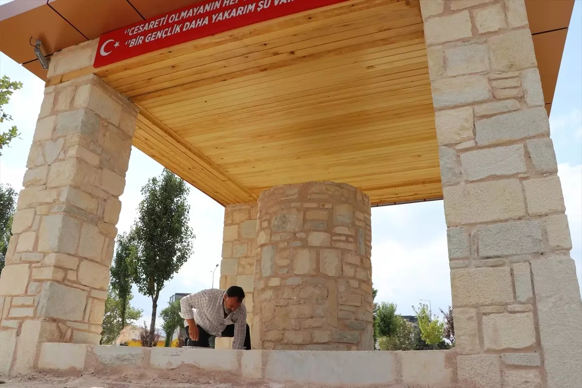 elazigda sehit oglunun adina yaptirdigi hayir cesmesinin isciligini de yapiyor B1p3OZiV