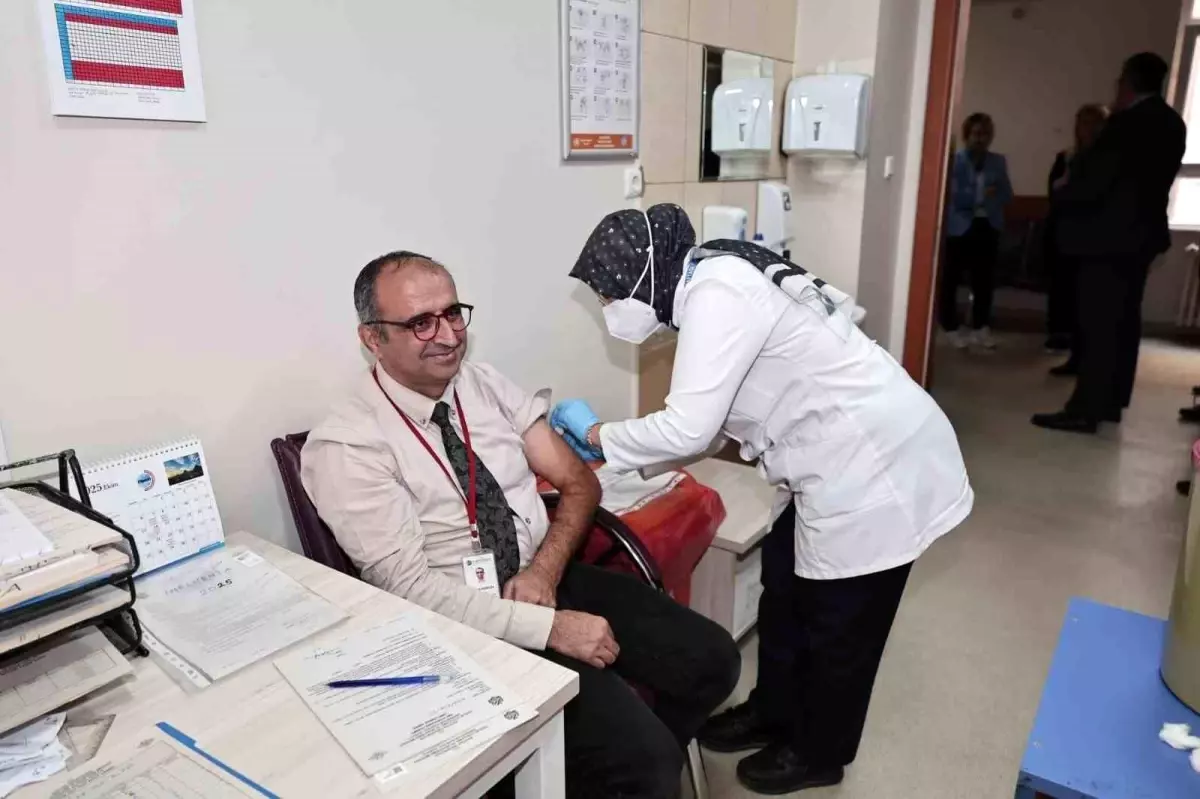 erciyes universitesinde saglik calisanlarina grip asisi uygulamasi basladi vFEz2mJQ.jpg