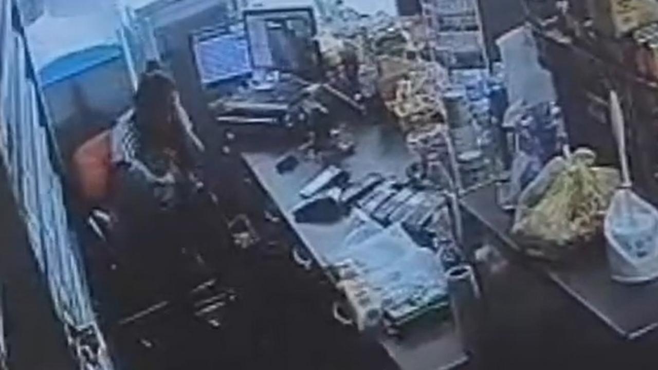 manisada eski es dehseti kucagindaki bebege aldirmadan defalarca bicakladi eMpuRI8y