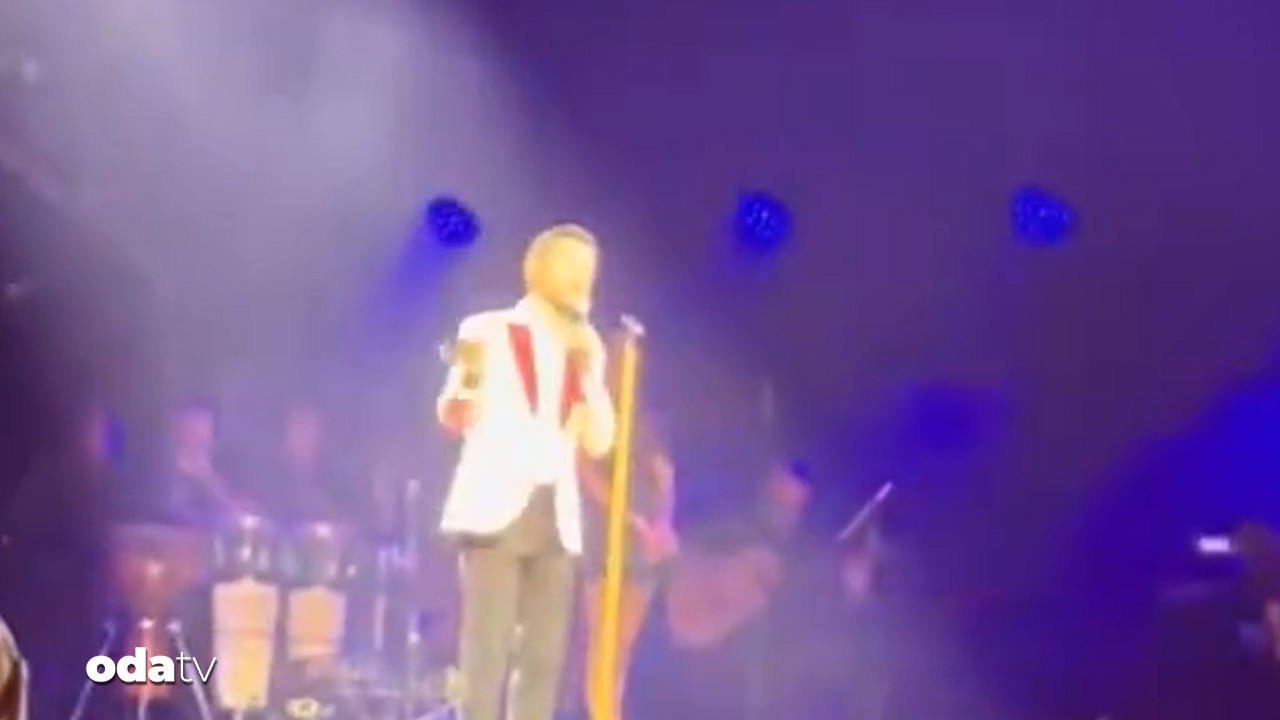 onundeki seyirciyi yalina sikayet etti alkolun etkisiyle konseri izlettirmiyor kLzb11dX.jpg