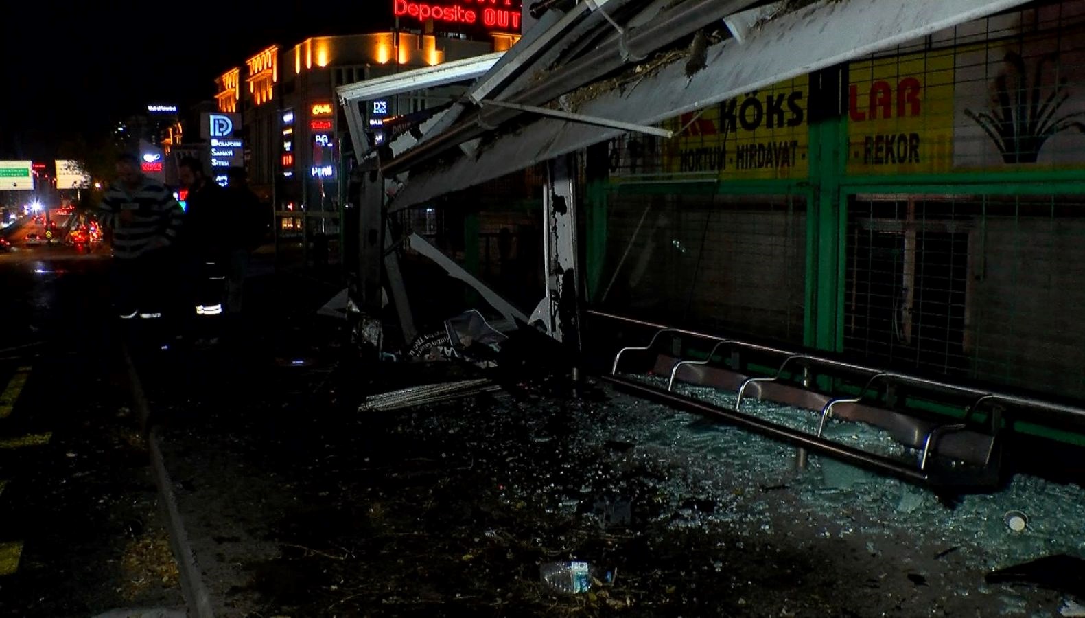 otomobil duraga daldi agac faciayi engelledi 1 yarali fn4n5byf.jpg