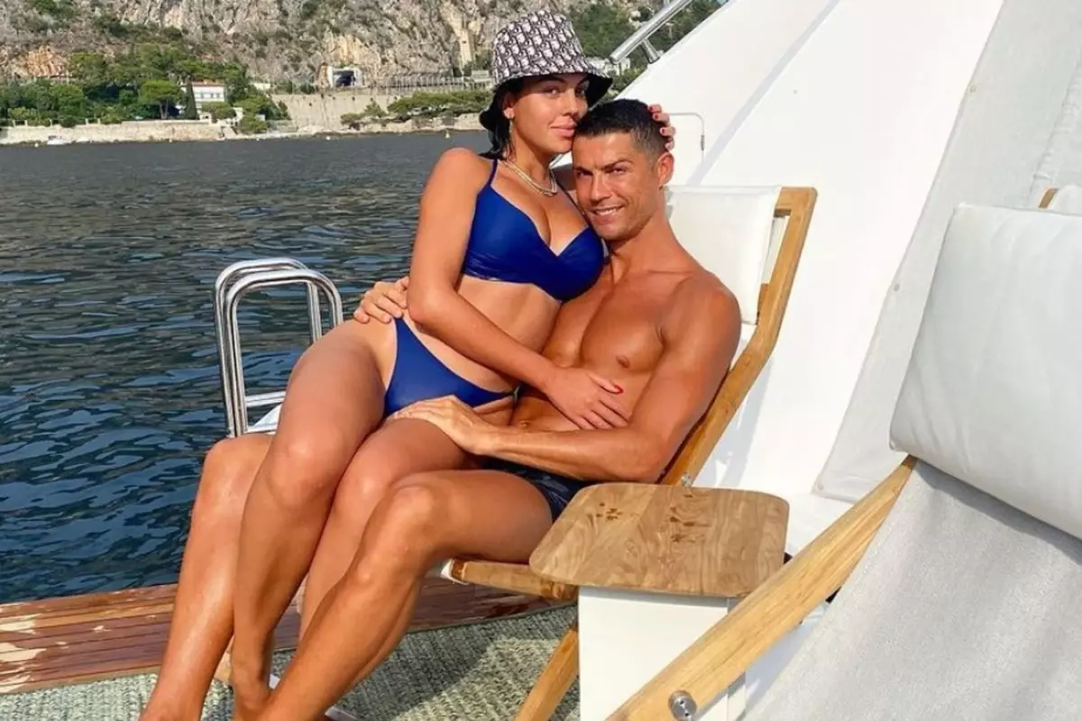 cristiano ronaldodan sevgilisine servet degerinde yuzuk bdDOxif9.jpg