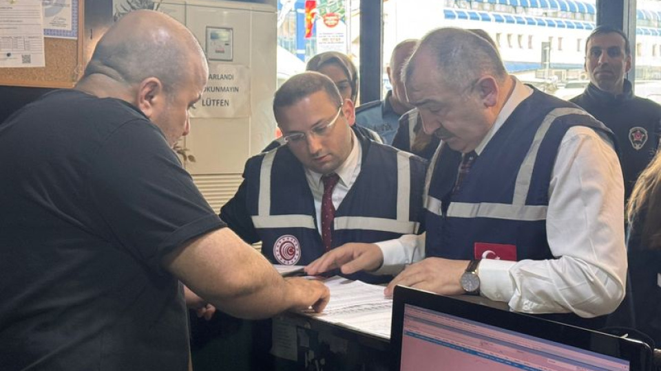 Antalya Konyaaltı Sahili’nde Bayram Coşkusu ve Yoğunluğu